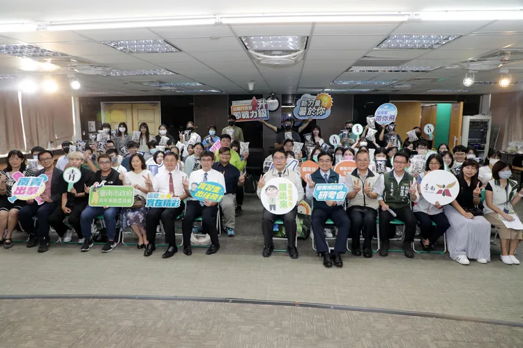 台南市長黃偉哲在「迎青日」活動中，與實習的大學青年合影並熱情互動。台南市政府提供