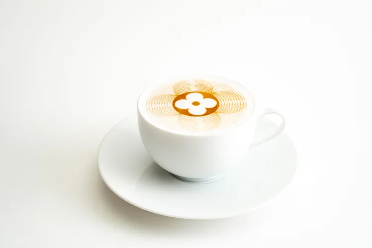 Monogram花朵拉花咖啡拿鐵，260元。品牌提供