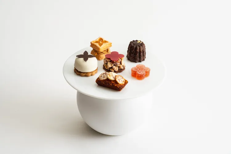 以LV經典Monogram花朵標誌與高級珠寶為靈感打造的「珠寶盒」甜點六入組。品牌提供