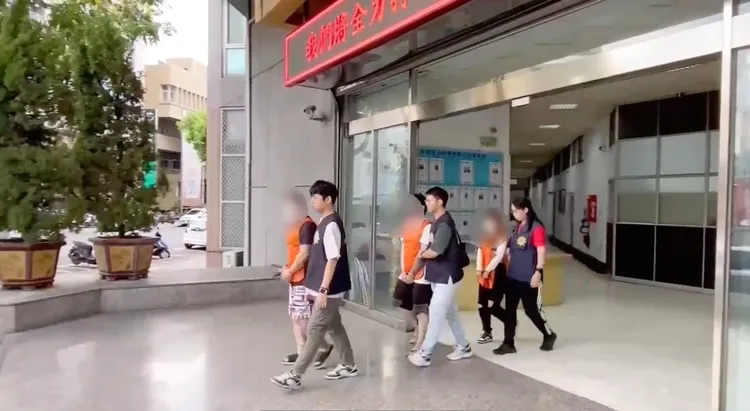 警方將嫌犯移送法辦。翻攝畫面