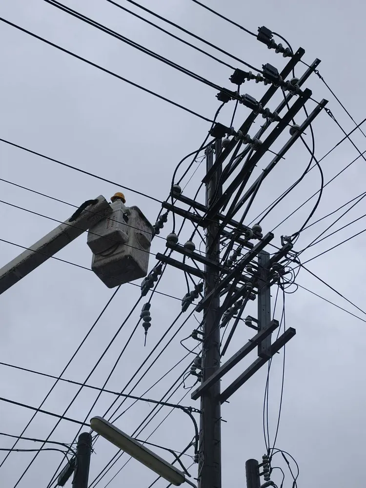 台電表示，新竹橫山服務所於今天凌晨3時3分，竹東23饋線事故跳脫，當下巡查發現橫山鄉中豐路二段66巷附，接近橫芎幹4號電桿因高壓線垂落碰觸鐵件（輕鋼橫單）導致停電。台電提供