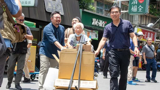 綠委洪申翰與環境部長體驗拾荒 彭啟明:將全力推動公正轉型