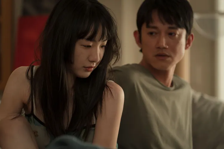 吳慷仁（右）和劉主平追求到達南天門的快感。台北双喜電影提供