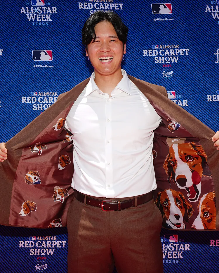 大谷西裝內是「Decopin」圖案。  翻攝MLB X