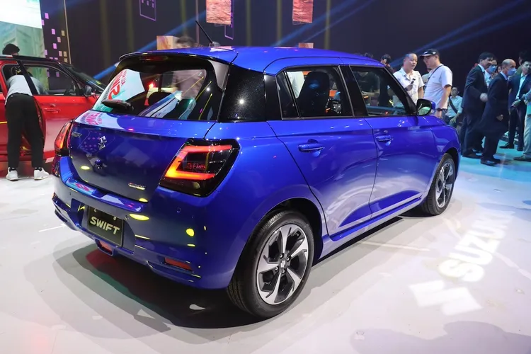 極具張力的擴展式輪拱更加凸顯車身的立體腰線。林浩昇攝