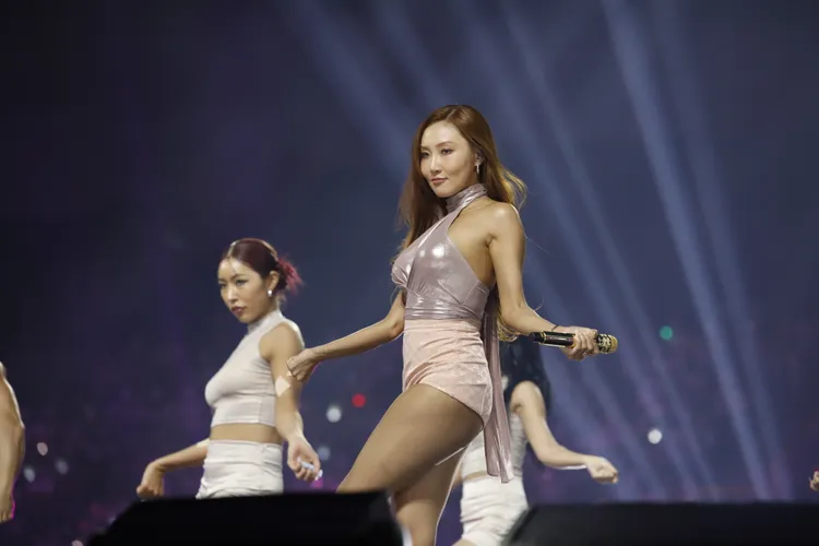 華莎穿露背裝、熱褲超辣。JULIUS / TOBESOFT提供