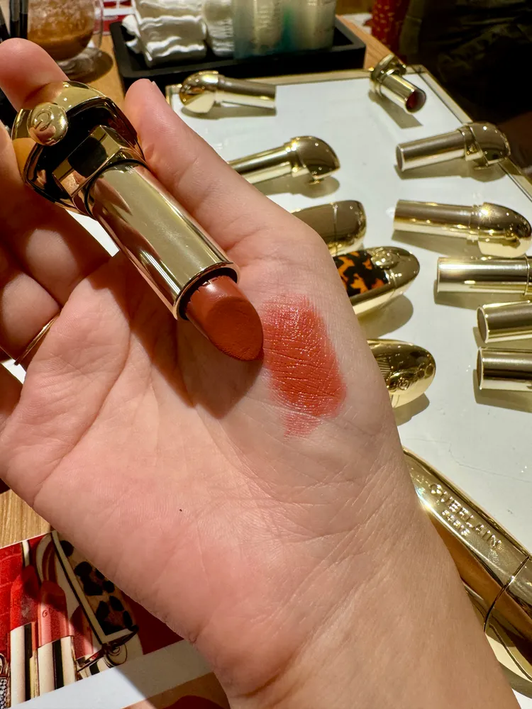 Rouge G紅寶之吻高訂緞光唇膏#319。張家玲攝