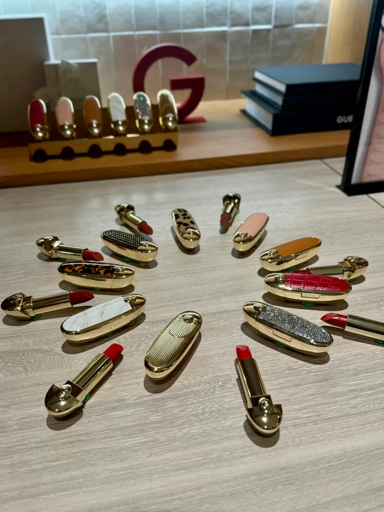 嬌蘭Rouge G全新紅寶之吻高訂唇膏與彩殼，唇膏1400元、彩殼1350元。張家玲攝