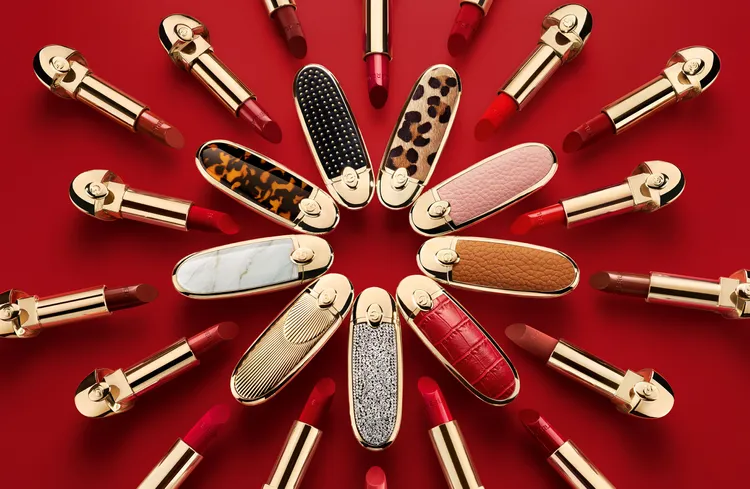 嬌蘭Rouge G全新紅寶之吻高訂唇膏與彩殼，唇膏1400元、彩殼1350元。品牌提供