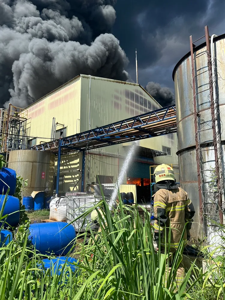 消防人員全力灌救，傍晚將火勢熄滅。民眾提供