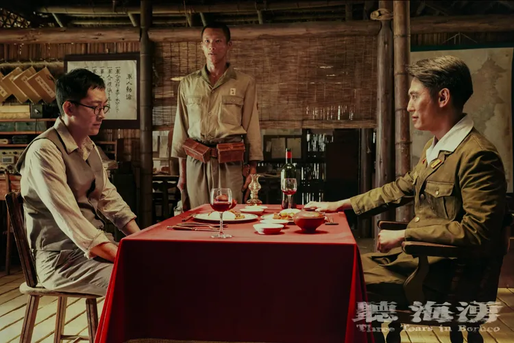 黃冠智（左二）在劇中為日本指揮官田中（右，塚原大助飾）翻譯，施名帥（左）罵他根本是日本狗。公視提供