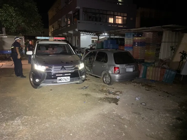 偷車嫌犯拒檢，還開車衝撞，造成4名員警受傷。翻攝畫面