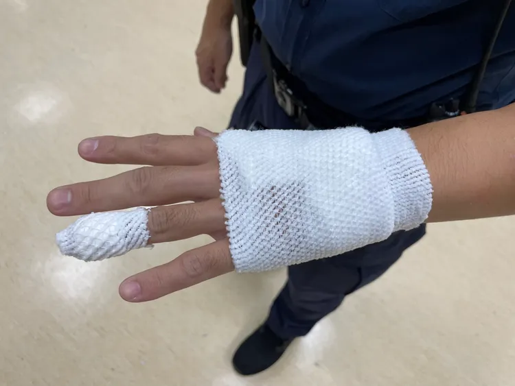 偷車嫌犯拒檢，還開車衝撞，造成4名員警受傷。翻攝畫面