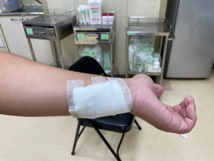 偷車嫌犯拒檢，還開車衝撞，造成4名員警受傷。翻攝畫面