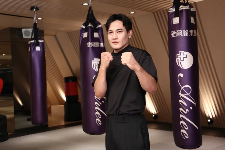 青柳昨天因為唐治平手機差點爆掉。彭欣偉攝