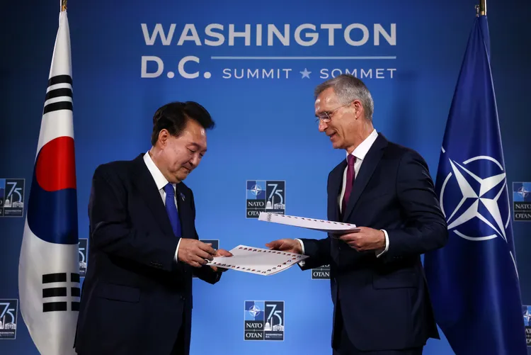 南韓總統尹錫悅與北約秘書長雄延斯·史托騰伯格會面。路透社