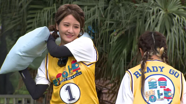 李宣榕打枕頭戰，手勁相當大。台視提供