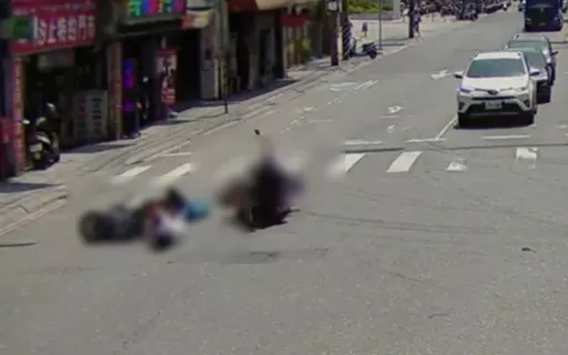 汐止嚴重車禍!騎士闖紅燈衝撞畫面曝光 2人重傷送醫