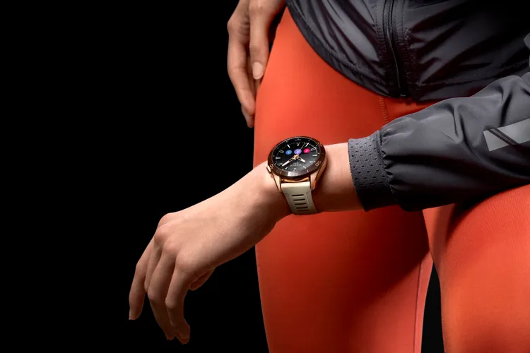 天梭T-Touch Connect Sport 運動版觸控腕錶，43mm，鈦金屬、黑色PVD、玫瑰金PVD錶殼，AMOLED觸控螢幕，鈦金屬錶帶或多色矽膠錶帶，太陽能充電石英機芯，防水深度40米。品牌提供