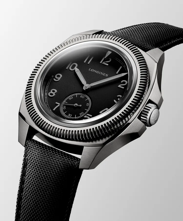 浪琴Pilot Majetek經典復刻飛行腕錶鈦金屬版，43mm，5級鈦金屬錶殼，啞光黑色粒紋面盤，黑色科技皮革錶帶，L893.6機芯，動力儲存72小時，防水深度100米，限量1935只，16萬1800元。品牌提供
