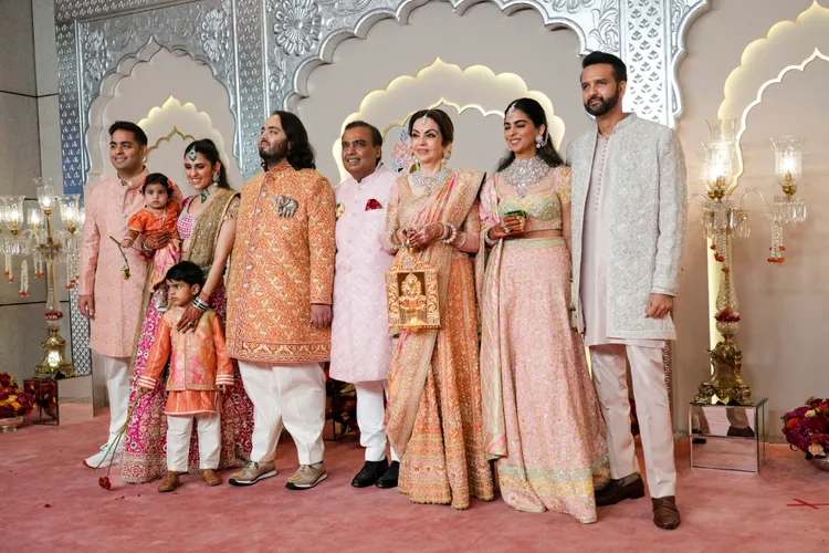 印度首富安巴尼（中）率家族成員走婚宴前的紅毯。美聯社