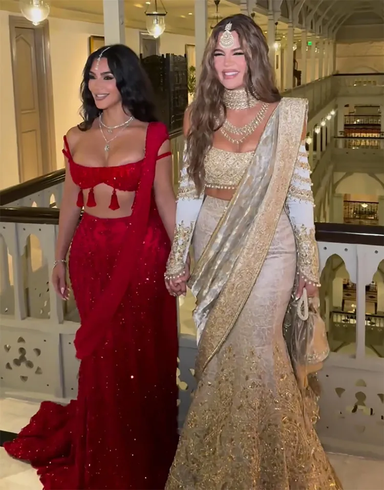 金卡達夏（左）與妹妹克蘿伊都盛裝出席。