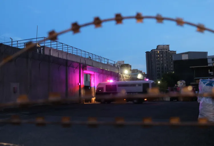 鄭文燦昨晚搭囚車送進桃園看守所。讀者提供