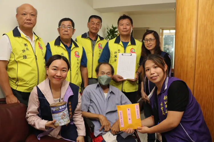 圓融行善團團長許誥（後排左起）監察人吳叁寶、陳鴻圖、許萬金以及蘆洲社福中心主任。社會局提供