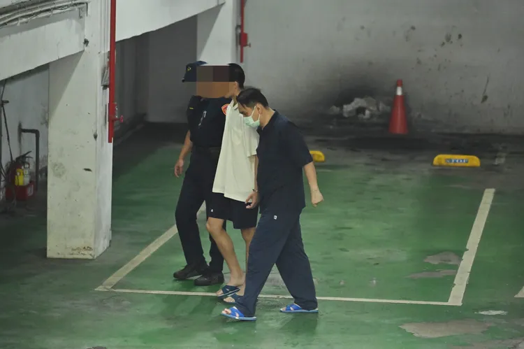 陳重文（右1藍衣口罩男）對台智光公司施壓圖利自家公司獲利超過321萬元。彭欣偉攝影