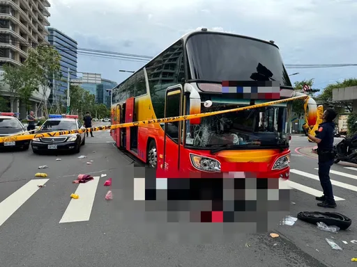闖紅燈畫面曝！板橋遊覽車急衝路口　8旬嬤慘遭撞倒輾斃