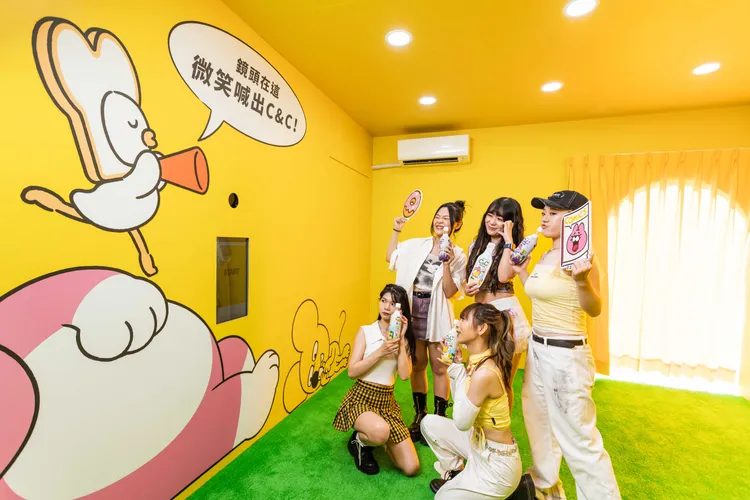 知名 KPOP 翻跳舞團 Dazzling 集體朝聖「C&C X ZIZONE 活力 FUN 大拍貼機」。業者提供