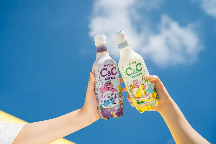 黑松 C&C 搶攻暑假商機，換上 ZIZONE 角色超萌夏裝。業者提供