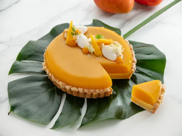 「芒果金桔塔」融合了柚子清香和芒果爽嫩的絕妙風味，金桔蛋奶醬的濃醇，與添入百里香芬芳氣息的檸檬奶霜相得益彰。業者提供