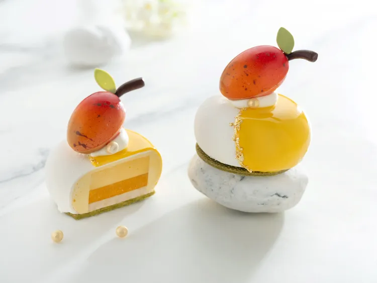 「夏日香芒」芒果慕斯添以小金桔的馥郁香氣，而羅勒葉則為糖漬芒果增添了一抹清新氣息，讓您彷彿置身於豔陽下的夏日繽紛美好。業者提供