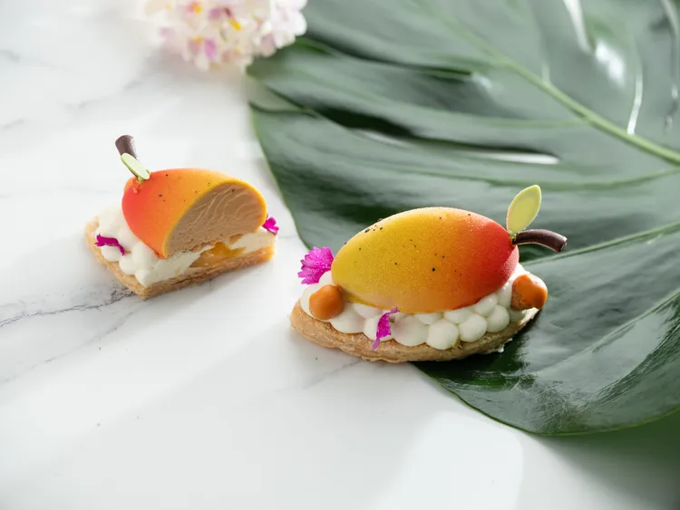 「巧遇芒果」結合了法國經典甜點聖多諾黑精髓與主廚創意巧思，芒果醬添以檸檬葉的清新香氣，於味蕾幻化暖夏的摩登食感。業者提供