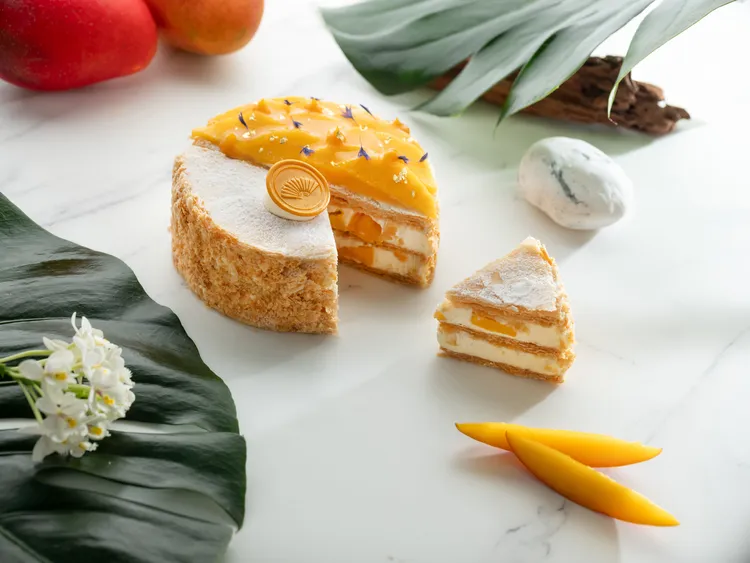 「愛文芒果千層」以焦糖千層為主軸，綴以新鮮芒果，將熱帶的甜蜜風情璀璨呈現。業者提供