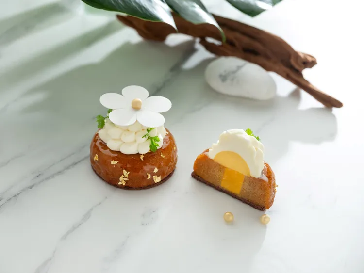 「盛夏花語」宛若陽光下綻放的花漾禮讚，其中令人驚喜口感則是鑲入多汁的新鮮芒果果肉，開啟盛夏的味蕾甜蜜旅程。業者提供