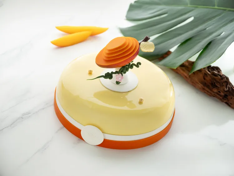 「仲夏芒果」添以羅勒香氣的芒果慕斯，搭配以香蕉芒果醬的香醇以及羅勒棉花糖的柔軟質地，入口盡享柔暖夏日的美好滋味。業者提供