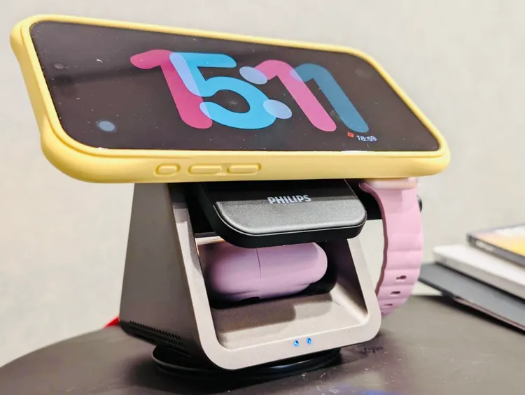 下方可以擺放AirPods充電，還會有充電燈。趙筱文 攝。