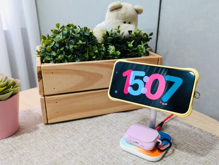 CASETiFY 2合1t充電座提供iPhone與AirPods充電。趙筱文 攝。