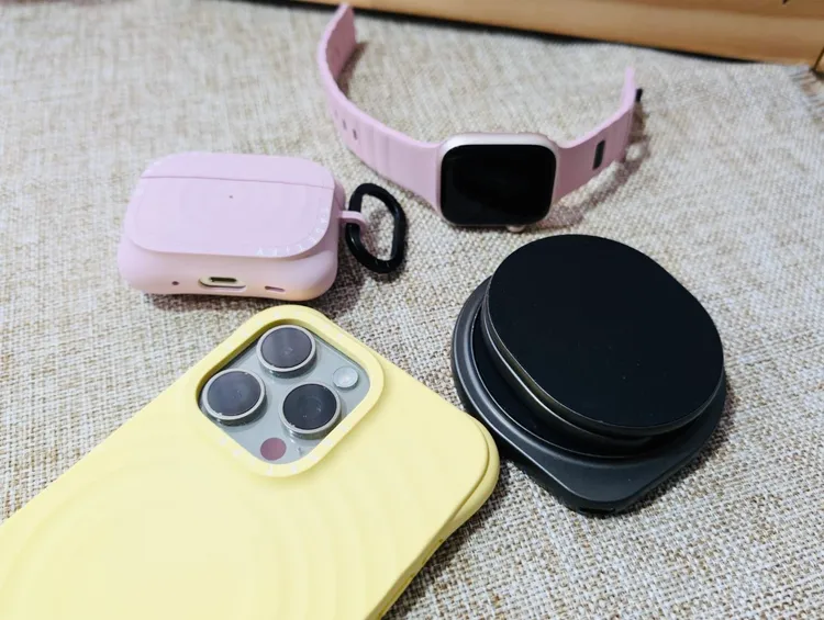 bazic GoMag Gyre 3合1旋轉充電盤，摺疊起來如手掌大小，好攜帶。趙筱文 攝。