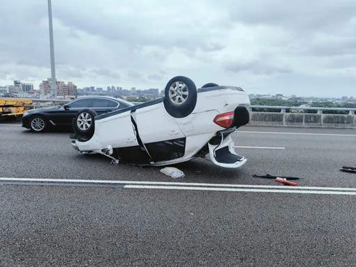 安全帶保命！小客車國道擦撞翻覆　車上一對男女僅擦挫傷
