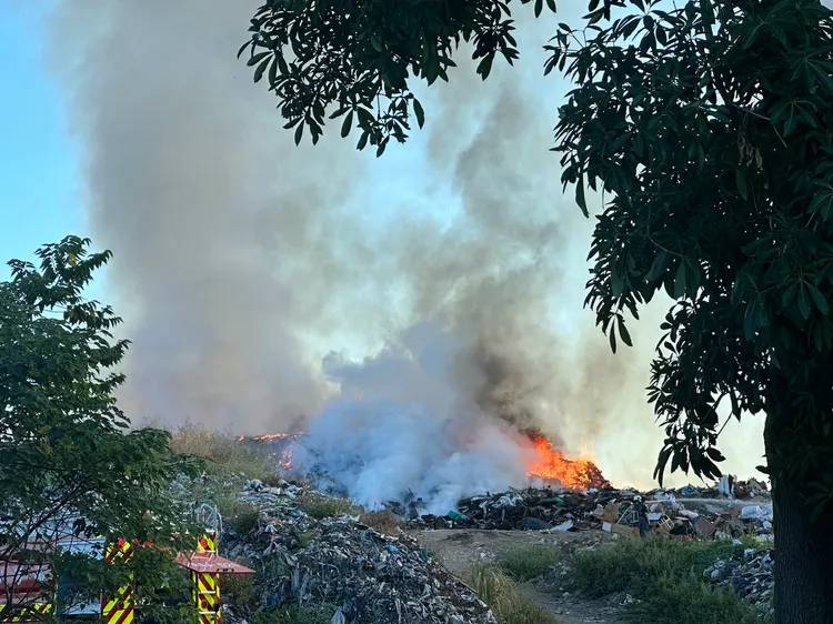研判連日來天氣炎熱，導致另一區堆積的廢家具內部產生沼氣，進而引發火災。翻攝余文忠臉書
