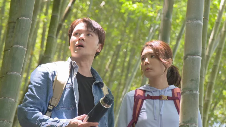 黃文星（左）跟李又汝為了八點檔《愛的榮耀》出外景，被叮的滿頭包。民視提供

