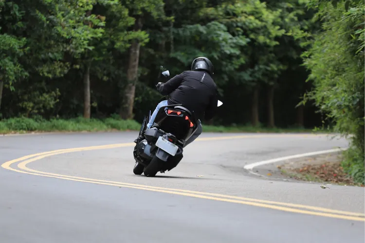 DRGBT招牌的中置式後避震展現了氣定神閒的車尾穩定感，帶來猶如人車一體般的高度信心。林浩昇攝