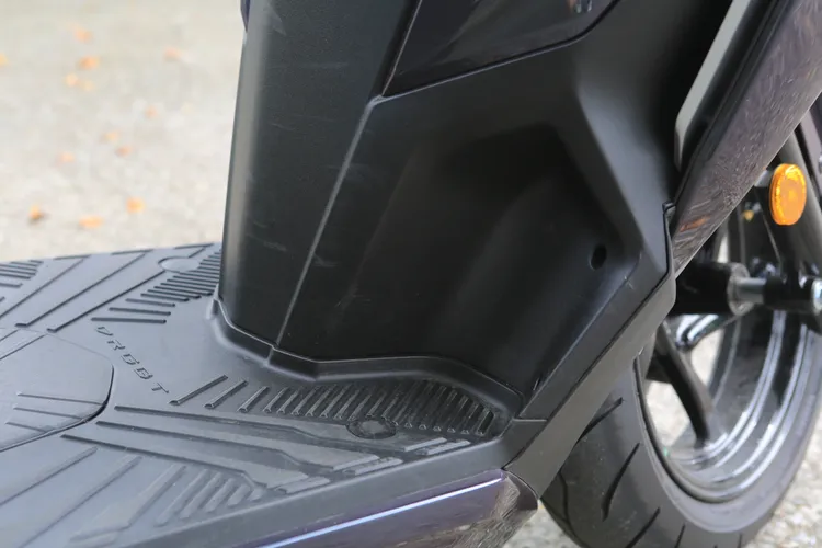 為了讓騎士長時間騎乘能得到更充分的舒緩，不僅把手角度經過調整，下方腳踏區域也新增了斜面的休息踏板。林浩昇攝