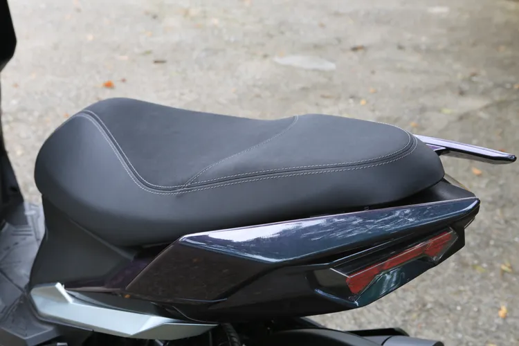 DRGBT座高從原本803mm降低至790mm，前後座高段差也從61mm降低至46mm，並進一步提升前後座乘坐面積。林浩昇攝