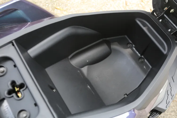 置物廂容積從18公升提升到22公升，可支援小帽體的全罩安全帽收納。林浩昇攝