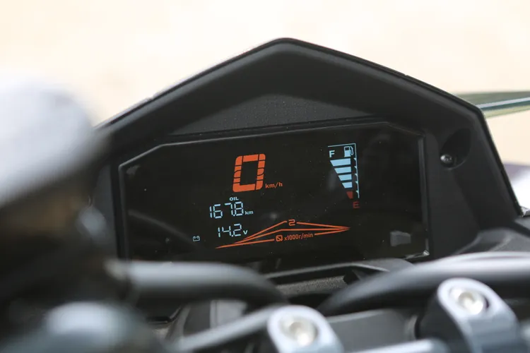 採用VA技術設計的儀錶板將代表性能的時速及轉速最大化，並且用龍脊攀升意像呈現轉速攀升的熱血情境。林浩昇攝