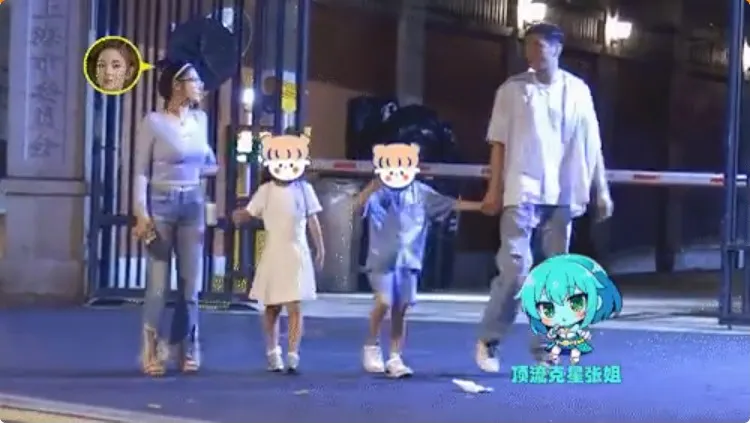 張雨綺結束第二段婚姻後獨自撫養龍鳳胎，她與新歡一人牽一個小孩，宛如一家4口。翻攝頂流克星張姐微博